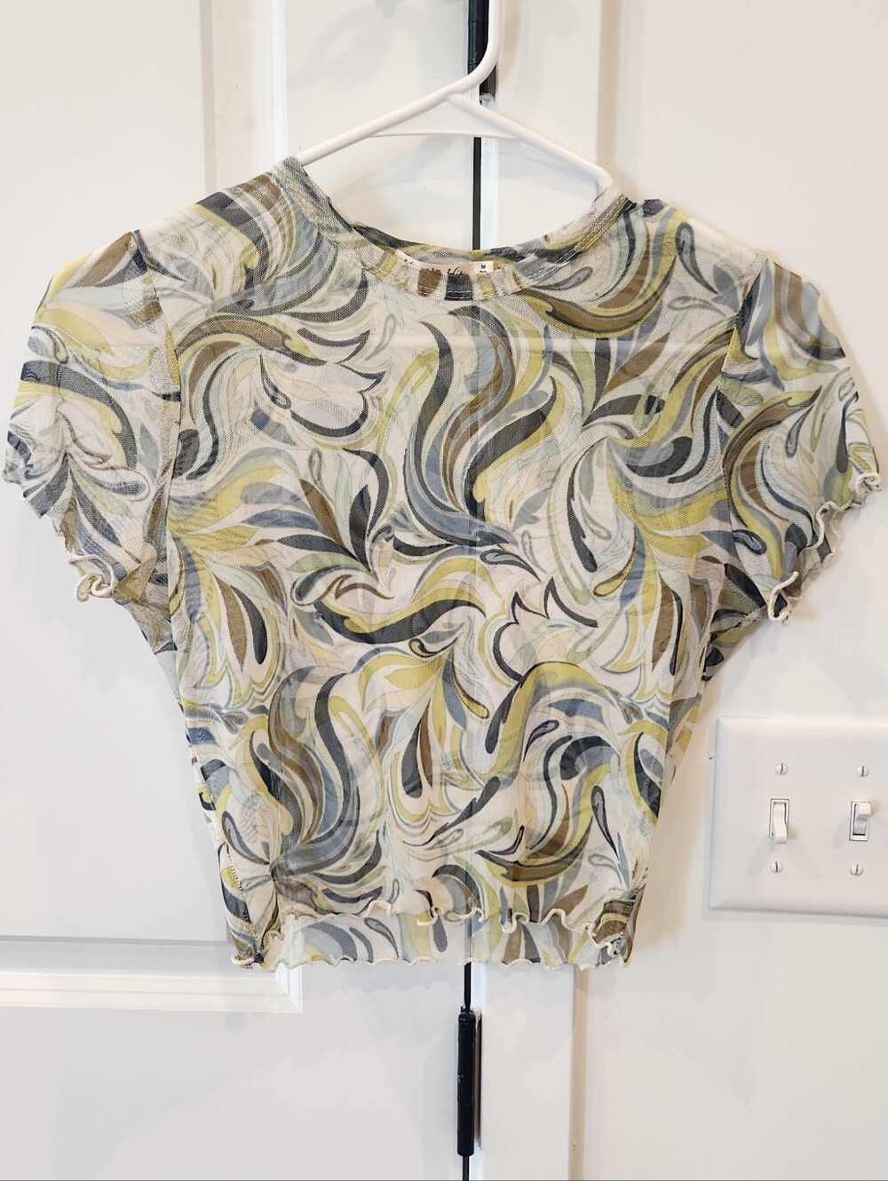Heart Hips Swirl-Print Short Sleeve Crop Top in Green, Gray and Cream
